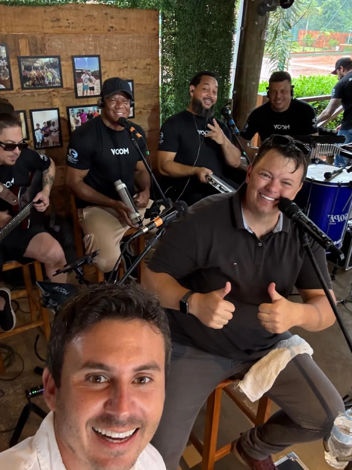 Banda ao vivo tocando no quiosque da arena