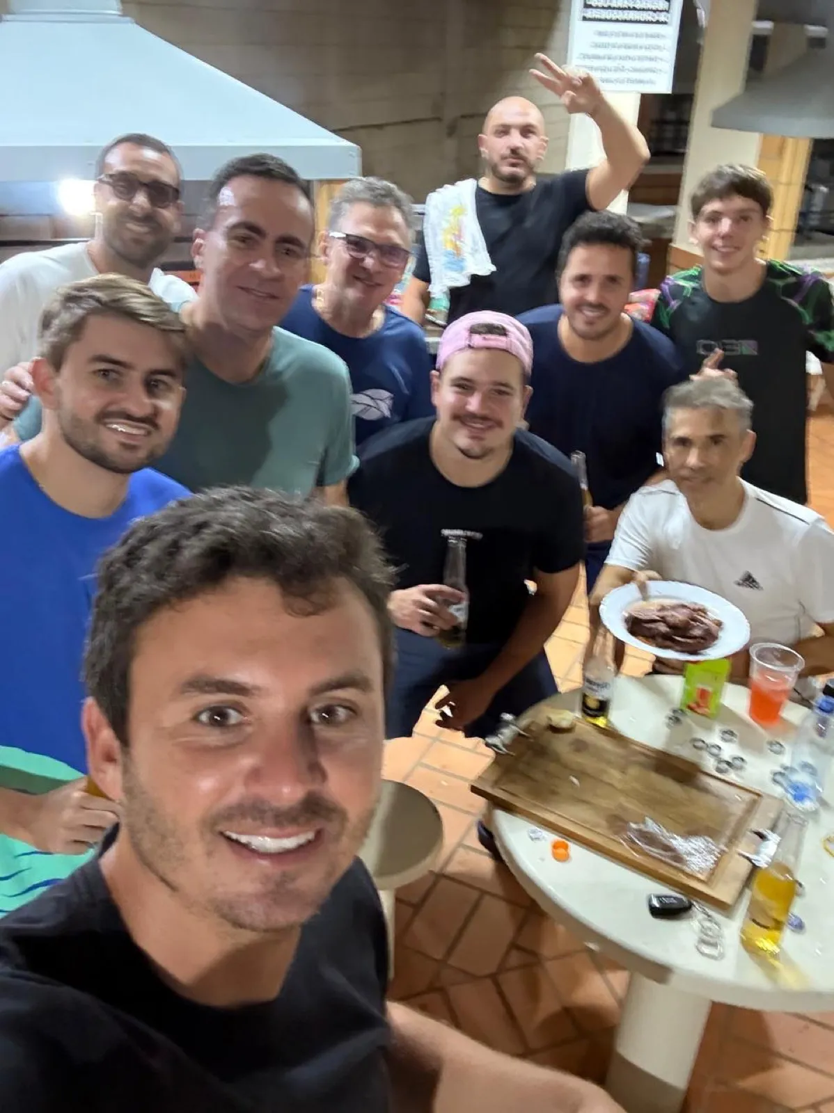 Grupo na churrasqueira da arena, à noite