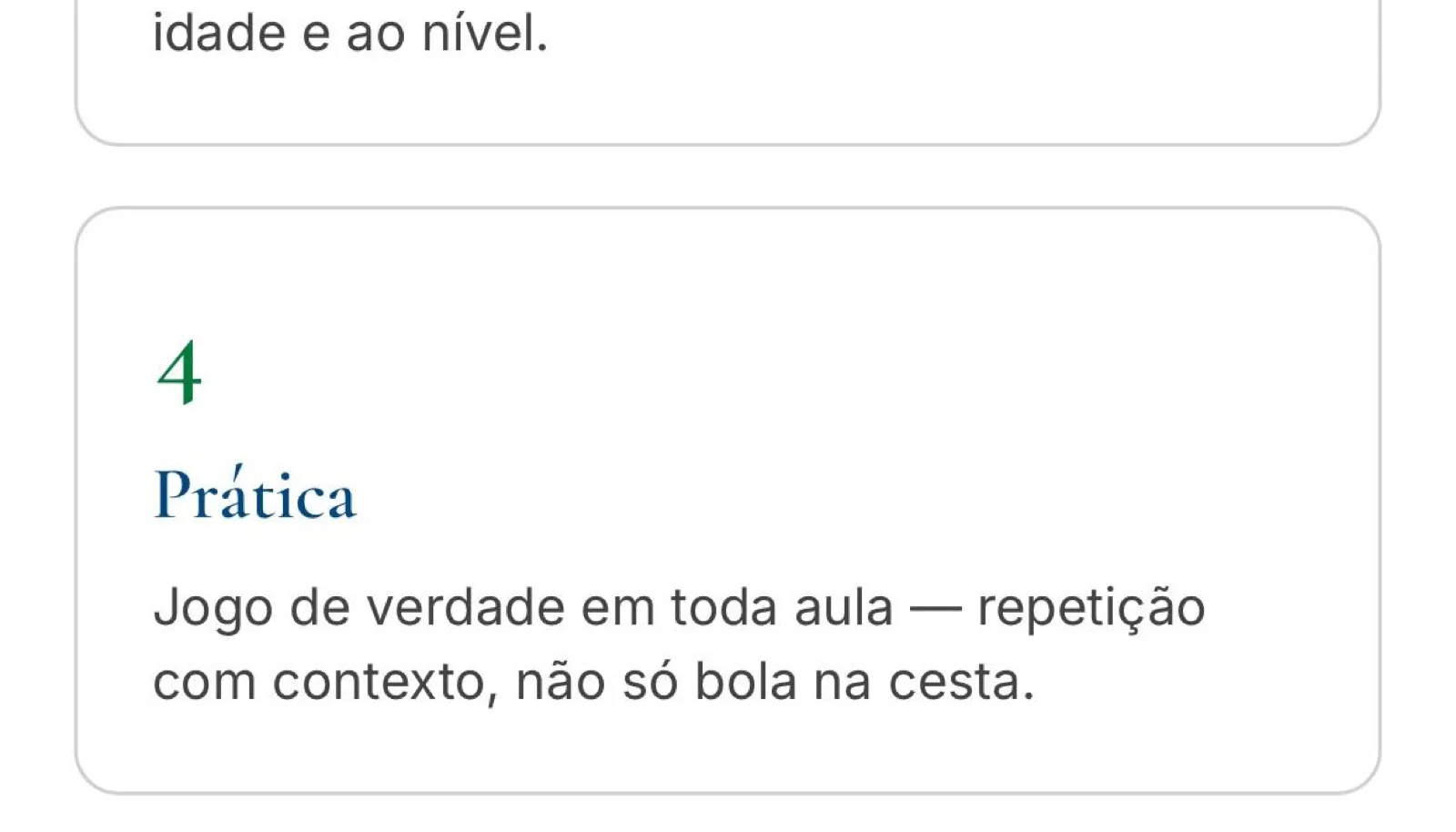 Grupo de alunos juvenis de tênis da Believe na quadra de saibro