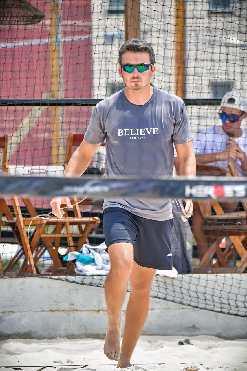 Renato Gomes Castro em quadra de beach tennis