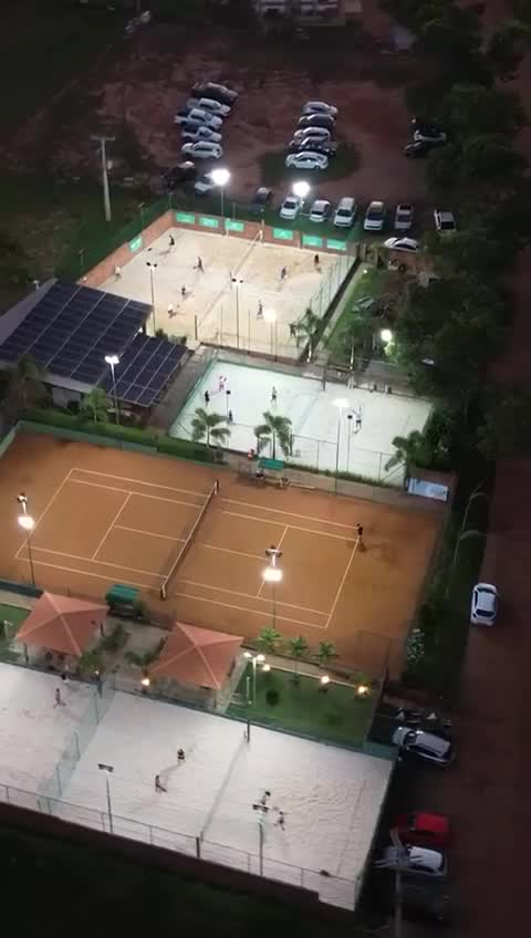 Vista aérea noturna da arena da Believe em Paraguaçu Paulista, com as quadras iluminadas